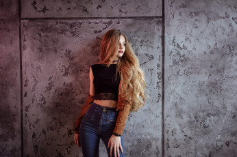 Картинка девушки -unsort+ блондинки +светловолосые джинсы куртка коричневая кожаные куртки красная помада отводящая взгляд длинные волосы модель