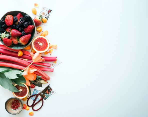 Обои картинки фото еда, фрукты,  ягоды, ежевика, клубника, ревень