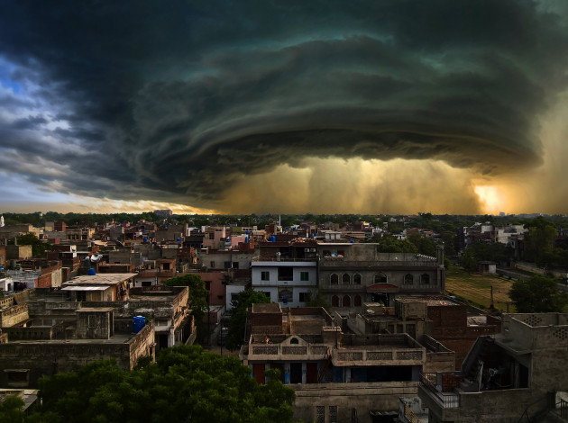 Обои картинки фото города, - здания,  дома, метеорологическое, явление, грозовые, облака, здания, хмурое, небо, пакистан