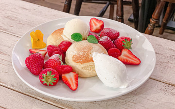 Картинка еда мороженое +десерты булочки клубника десерт