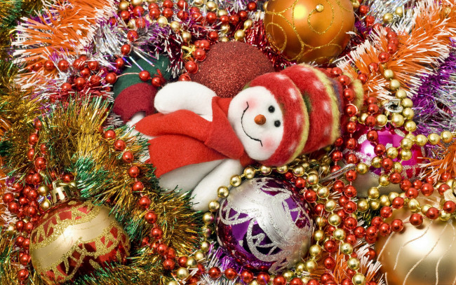 Обои картинки фото праздничные, снеговики, шары, снеговик, бусы, мишуоа