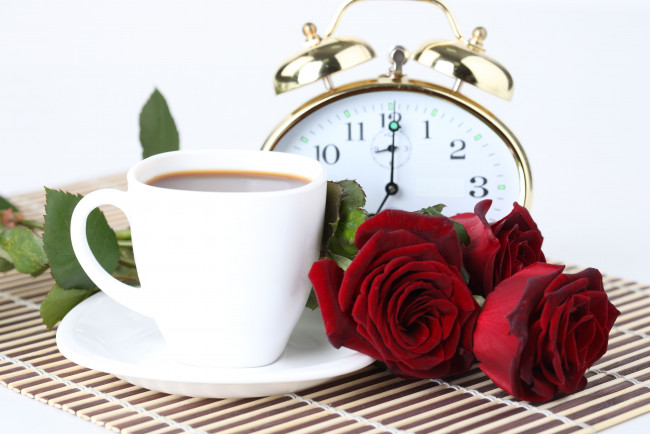 Обои картинки фото еда, кофе, кофейные, зёрна, розы, часы, будильник, цветы, чашка