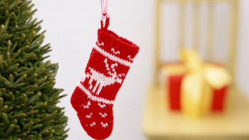 Картинка праздничные украшения елка размытость подарок носок рождество christmas