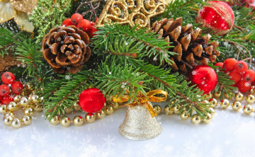 Картинка праздничные украшения шишки колокольчик рябина еловая ветка