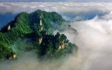 Картинка природа горы вершины зелень облака