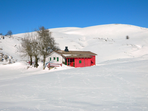 Обои картинки фото природа, зима, деревья, дом, снег, холмы