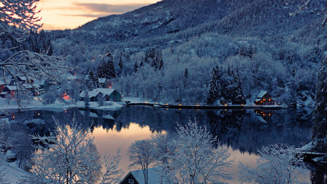 Обои картинки фото природа, зима, лес, горы, озеро, норвегия, отражение, снег, norway, дома