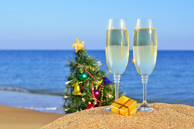 Обои картинки фото праздничные, угощения, шампанское, елка, пляж, песок