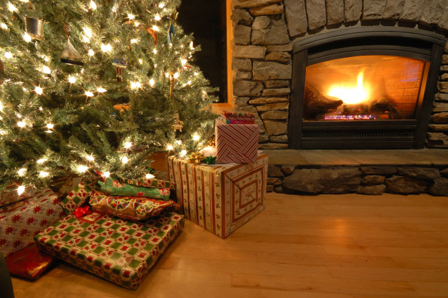 Обои картинки фото праздничные, новогодний, очаг, елка, подарки, новый, год