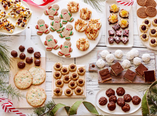Картинка праздничные угощения ёлки ленты доски печенья пирожные