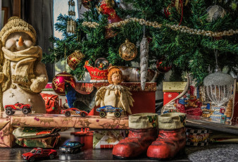 Картинка праздничные фигурки ель игрушки куклы праздник декор подарки