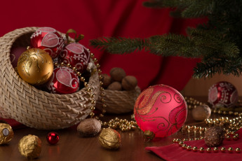 Картинка праздничные шары игрушки ель праздник орехи корзина