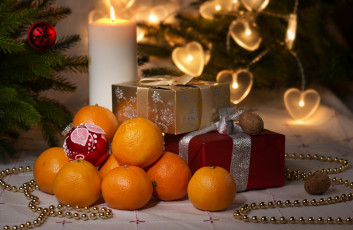 Картинка праздничные угощения игрушки коробки подарки мандарины свеча праздник ель