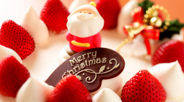 Картинка праздничные угощения сливки шоколад фигурка дед мороз торт ягоды клубника