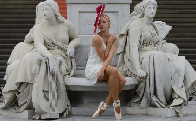 Обои картинки фото девушки, -unsort , блондинки, скамейка, статуи, шляпа, пуанты