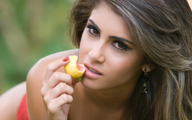 Обои картинки фото paula rebello, девушки, портрет, лицо, модель, девушка, paula, rebello, красавица, кушает, фрукты