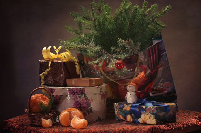Обои картинки фото праздничные, подарки и коробочки, подарки, праздник, ель, снеговик, игрушки, мандарин