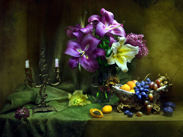 Обои картинки фото еда, натюрморт, сливы, абрикосы, виноград, лилии, сирень, свечи