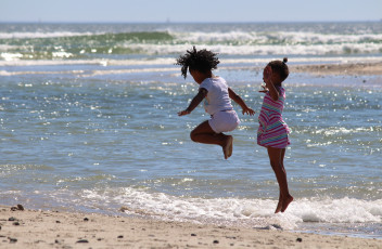 Картинка разное дети девочки море прыжок берег