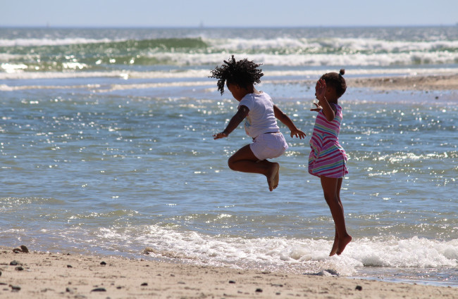 Обои картинки фото разное, дети, девочки, море, прыжок, берег