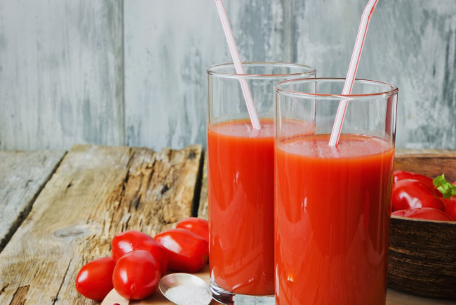 Обои картинки фото еда, напитки,  сок, стаканы, помидоры, томаты, сок, томатный