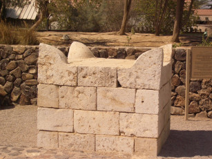 Картинка самоделка из иерусалимского камня какой то памятник неизвестно кому разное