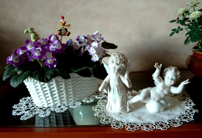 Обои картинки фото цветы, фиалки, статуэтки, салфетки, ангелочки, корзинка