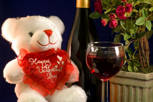 Обои картинки фото праздничные, день, св, валентина, сердечки, любовь, игрушка, розы, плюшевый, мишка, вино, бокал, вина, цветы