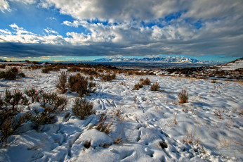Картинка природа зима поле трава снег горизонт горы облака