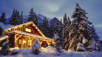 обоя праздничные, новогодние пейзажи, дом, горы, деревья, сугробы, зима, снег, иллюминация
