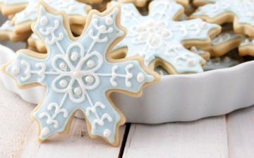 Картинка праздничные угощения снежинки блюдо печенье пряники