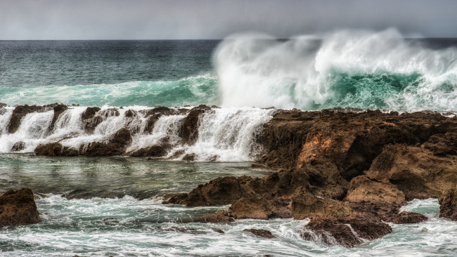 Обои картинки фото природа, стихия, океан, скалы, прибой, волны, брызги