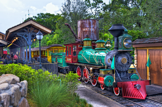 Обои картинки фото engine number 3 at the new fantasyland station, техника, паровозы, вагоны, паровозик, рельсы, станция