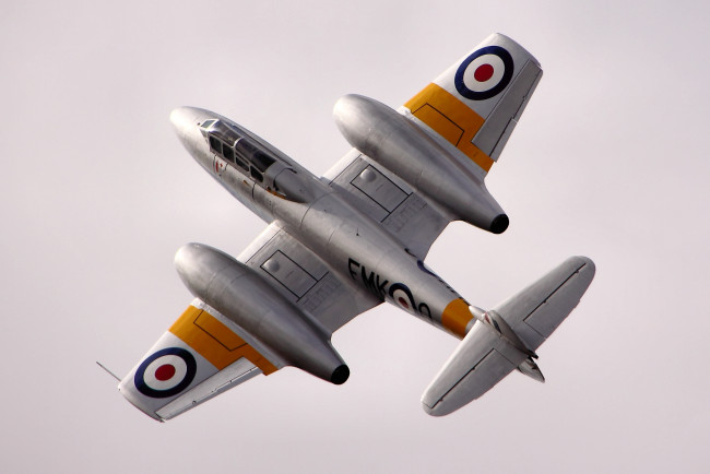 Обои картинки фото авиация, 3д, рисованые, v-graphic, gloster, meteor, истребитель, реактивный, британский, полет