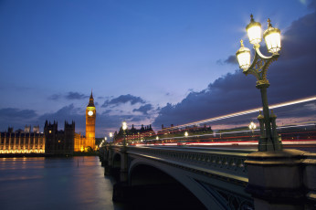 обоя города, лондон , великобритания, london, england, big, ben, united, kingdom, westminster, abbey, thames, river, англия, лондон, город, столица, архитектура, биг, бен, мост, река, темза, вечер, освещение, огни, фонари, трафик, выдержка, синее, небо, облака, тучи