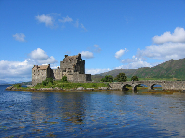 Обои картинки фото города, - дворцы,  замки,  крепости, шотландия, небо, облака, замок, горы, озеро, море, мост, деревья