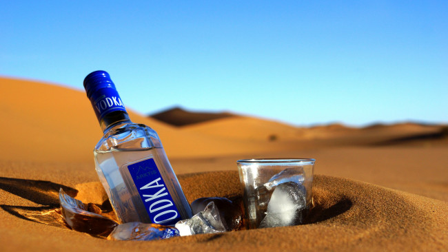 Обои картинки фото бренды, бренды напитков , разное, водка, бутылка, песок