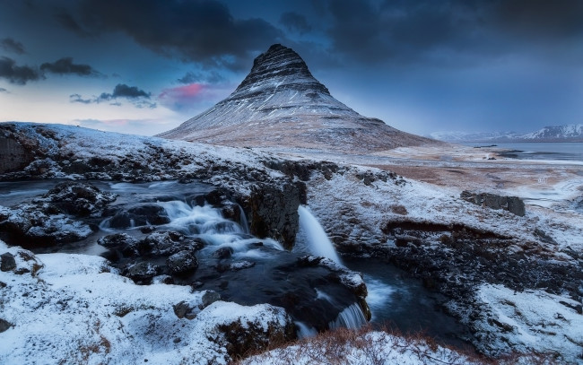 Обои картинки фото природа, горы, небо, водопад, снег, скалы, kirkjufell, исландия, вулкан, гора, вечер, облака, зима