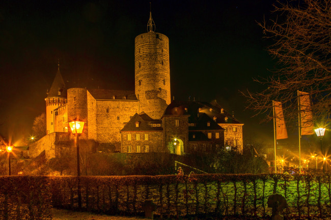 Обои картинки фото genovevaburg германия, города, замки германии, ночь, замок, германия, genovevaburg