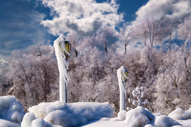 Обои картинки фото природа, зима, деревья, фонари, снег, сосульки