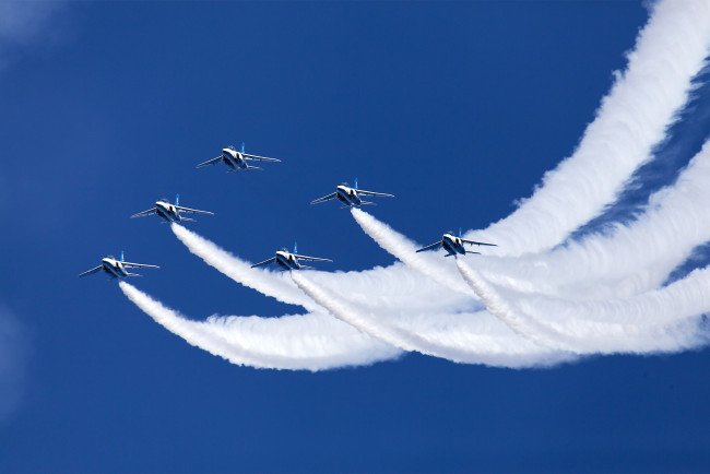 Обои картинки фото авиация, авиационный пейзаж, креатив, kawasaki, t-4, пилотажная, группа, blue, impulse, праздник, шоу