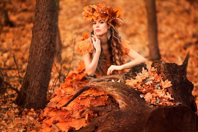 Обои картинки фото девушки, -unsort , брюнетки,  шатенки, лес, венок, девушка, autumn, style, листья, sad, time