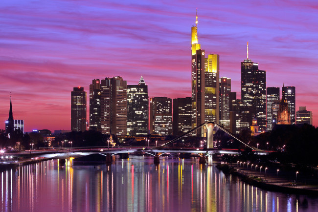 Обои картинки фото города, франкфурт-на-майне , германия, здания, франкфурт-на-майне, освещение, огни, подсветка, мост, город, река, майн, отражение, закат, небо, вечер, дома, высотки, небоскребы, frankfurt, am, main