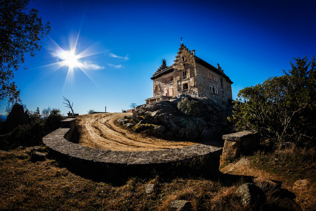 Обои картинки фото house on haunted hill, города, - пейзажи, холм, дом, солнце