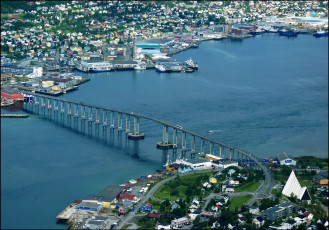 Картинка города -+мосты река дома норвегия tromsо мост вид сверху
