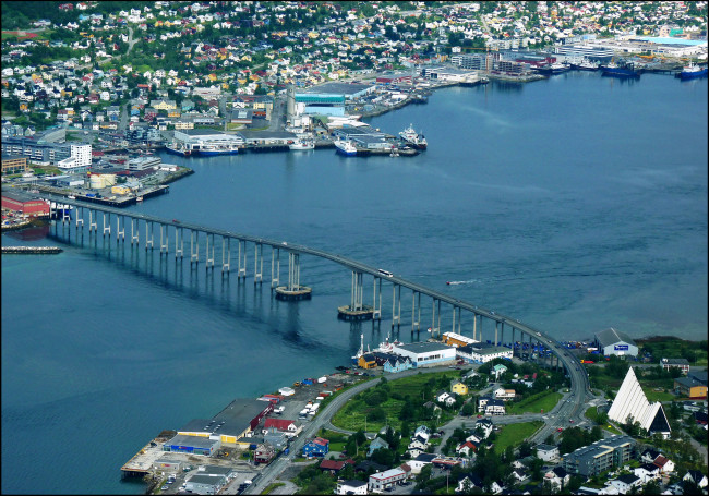 Обои картинки фото города, - мосты, река, дома, норвегия, tromsо, мост, вид, сверху
