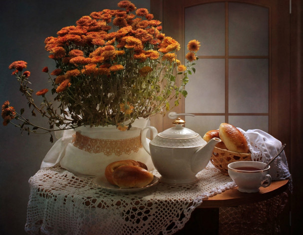 Обои картинки фото еда, натюрморт, выпечка, булочки, ложка, заварник, скатерть, оранжевые, чашка, хризантемы, дверь, фон, стол, цветы, чай, пирожки