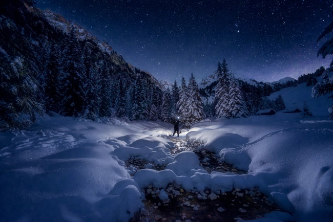 Обои картинки фото природа, зима, лес, звезды, свет, снег, горы, небо, ночь, человек