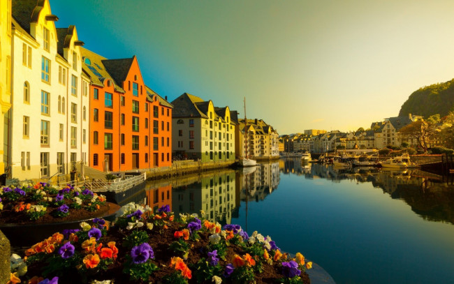 Обои картинки фото города, олесунн , норвегия, цветы, канал, дома