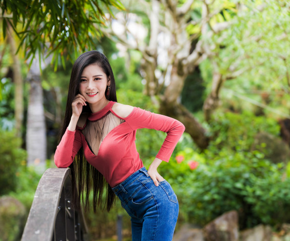 Обои картинки фото девушки, - азиатки, джинсы, блузка, азиатка, улыбка